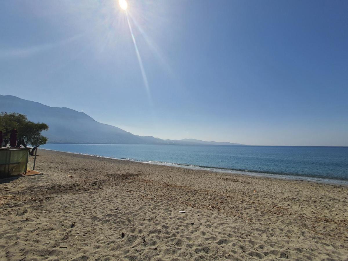 Seaside Beach Apartment Каламата Екстер'єр фото